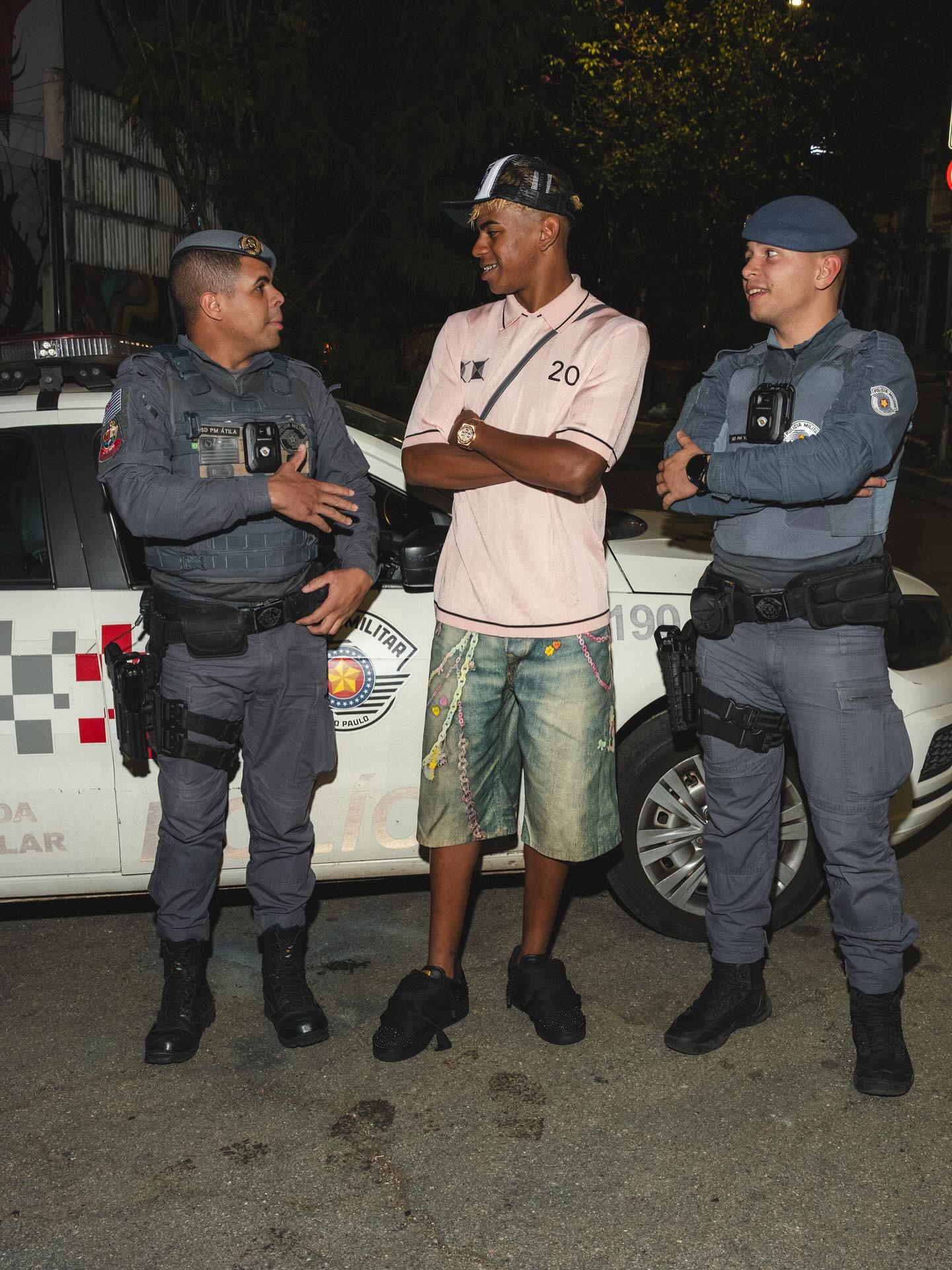 图片报：法兰克福队医私下为对手球员治疗，现已被开除（图片报：法兰克福队医暗中为对手球员治疗，已遭解雇）