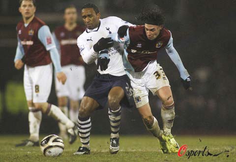 德天空：那不勒斯想签弗赖堡中场曼赞比顶替受伤的德布劳内（德天空：那不勒斯拟签弗赖堡中场曼赞比，以替代因伤缺阵的德布劳内）