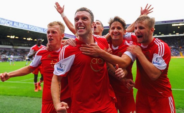 韩国女星穿曼联曼城球衣聚餐。左边是韩国国门金承奎...